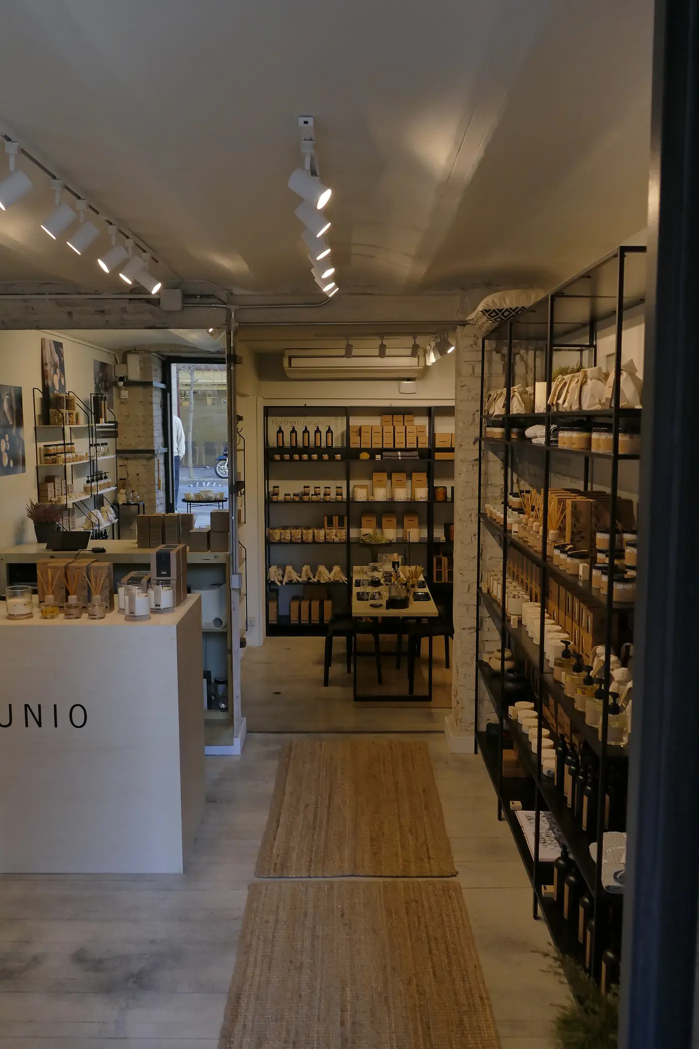 Pasillo central de la boutique, con producto a ambos lados.