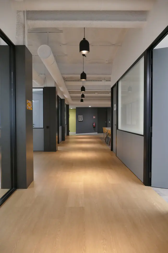 Pasillo de un centro de trabajo en Poblenou, Barcelona, que mantiene Casa Badé