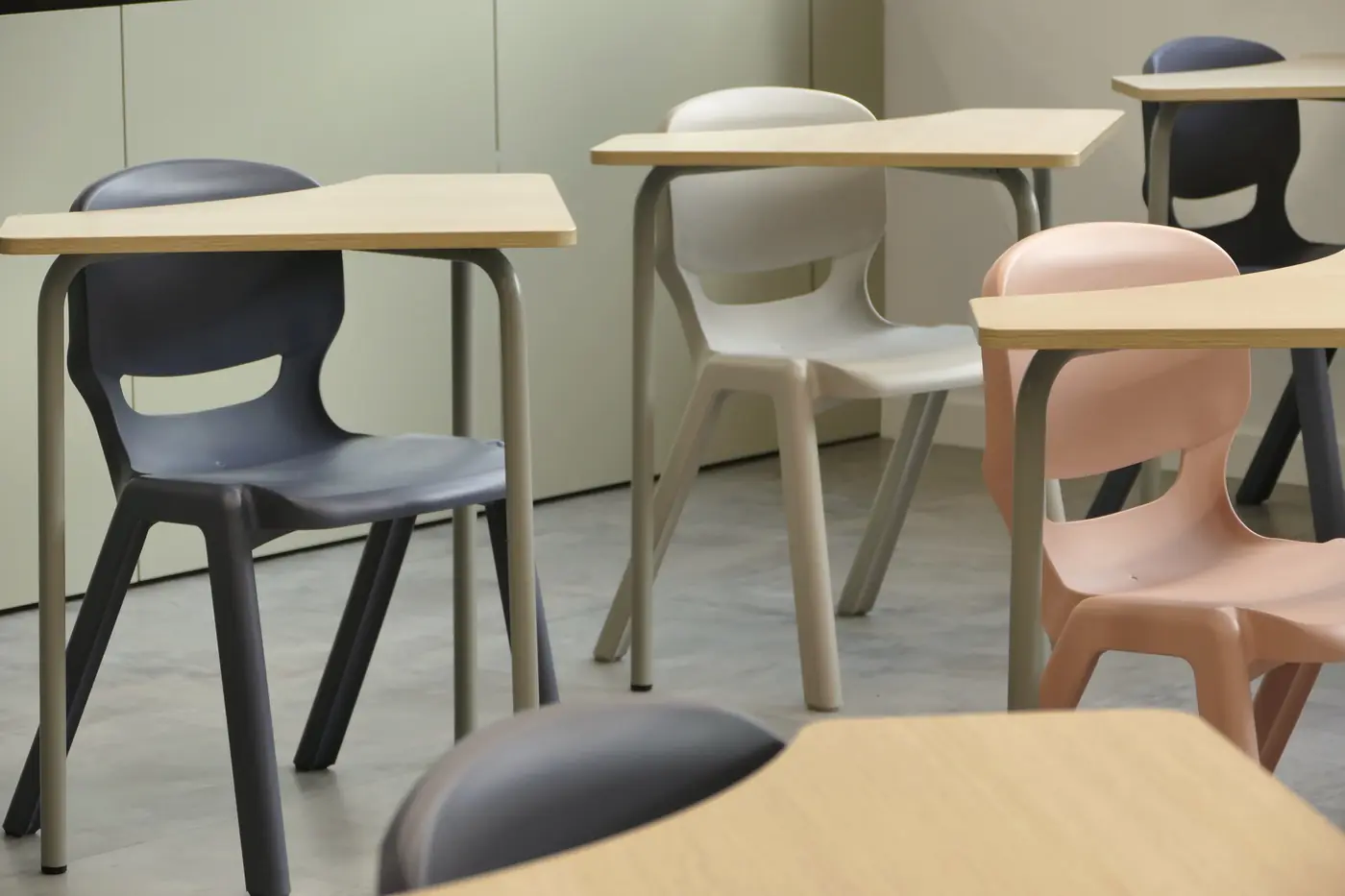 Detalle de sillas y pupitres en una de las aulas.