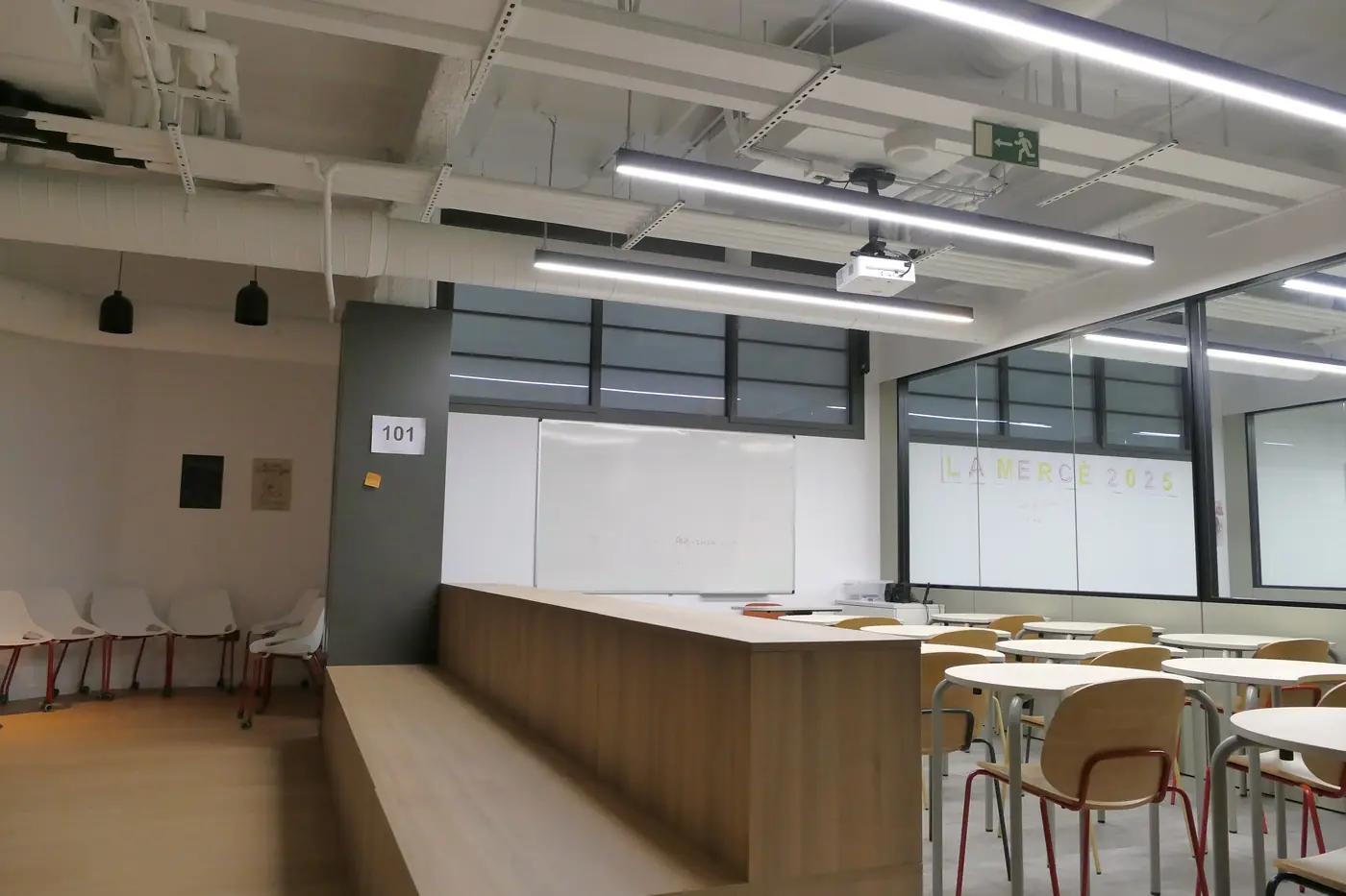 Aula amplia con encimera corrida y sillas de madera.