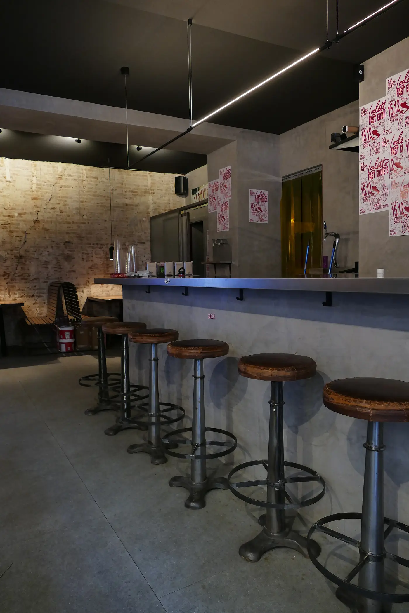 Barra con taburetes altos en una hamburguesería del Raval.