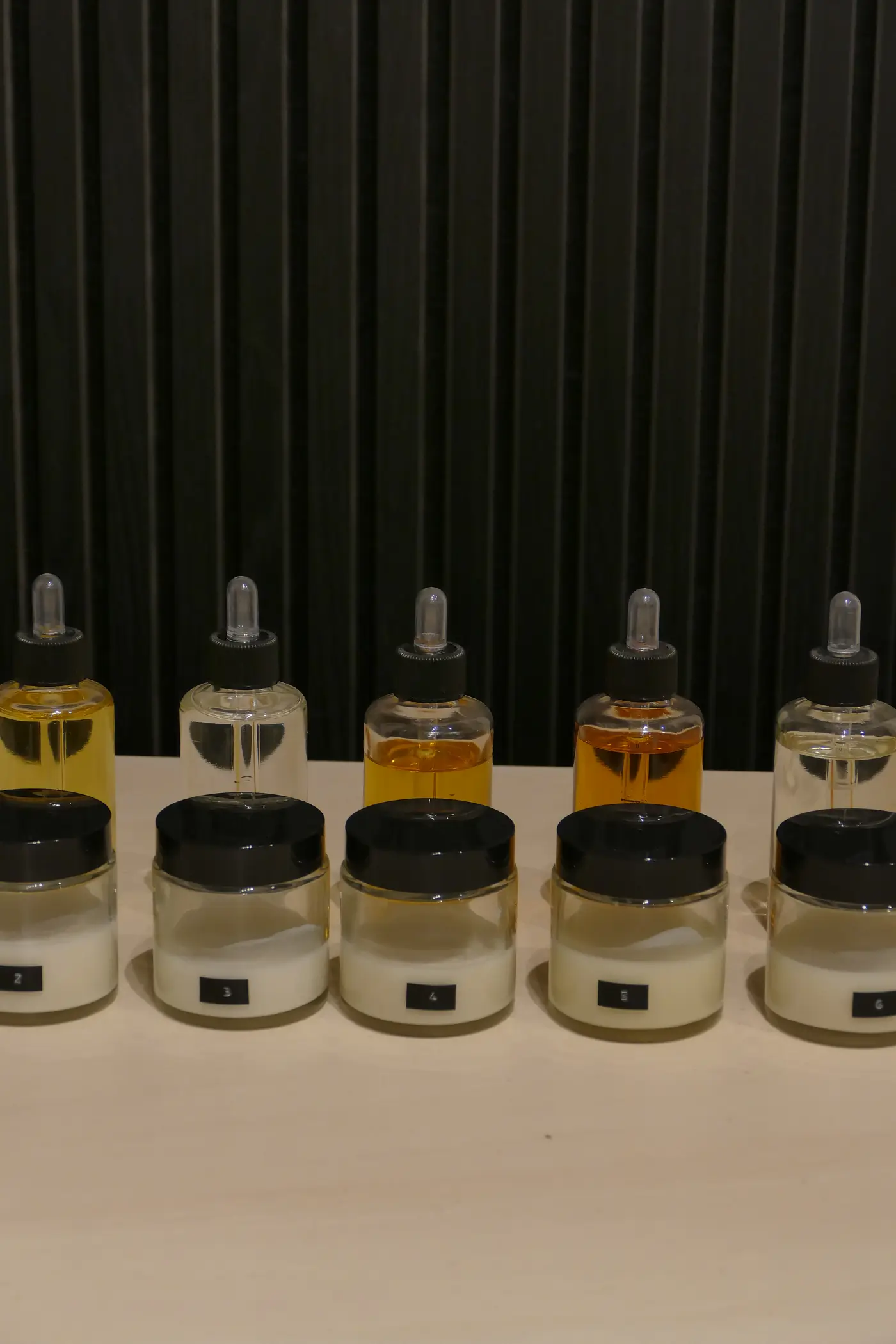 Detalle de frascos de vela y aceites sobre el mostrador.